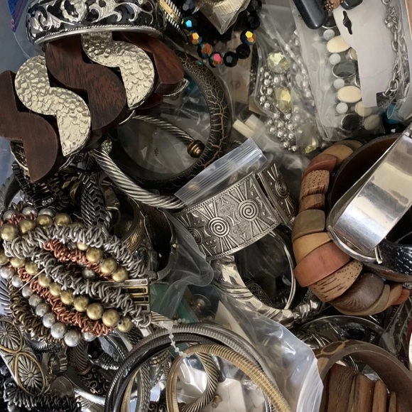 4 LBs vintage Costume gold silver Jewelry Lot~ Signed & Unsigned All Wearable - Picture 7 of 9